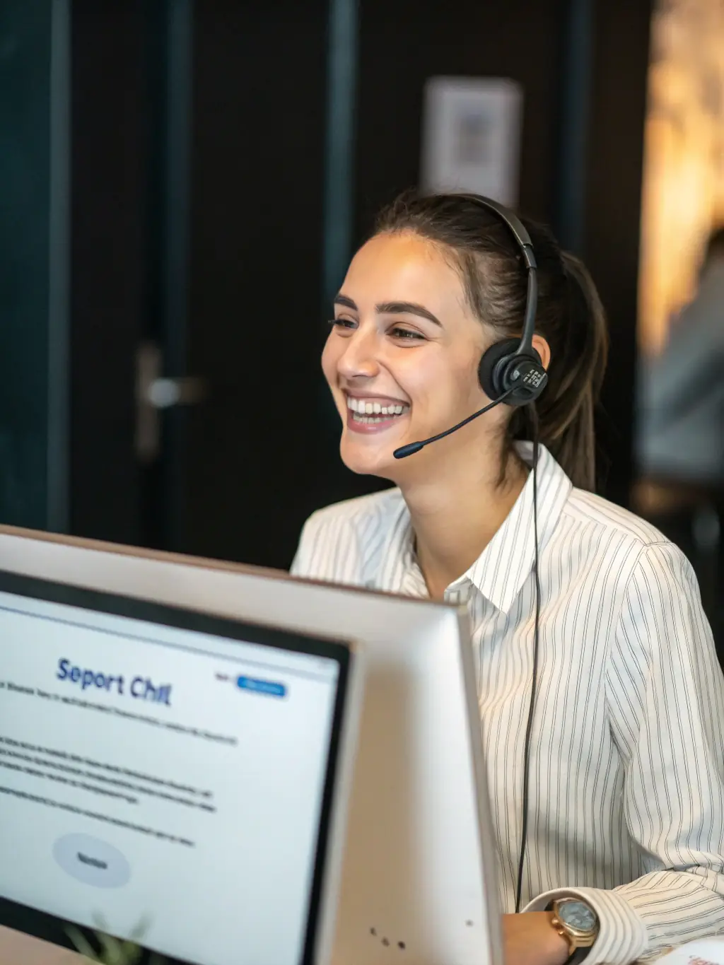 An image of a customer support representative assisting a user via live chat, showcasing the dedicated customer support provided by R7 Bet.